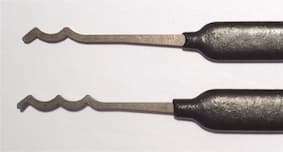 Set d'outils de crochetage en acier — râteaux de précision alignés sur fond neutre.